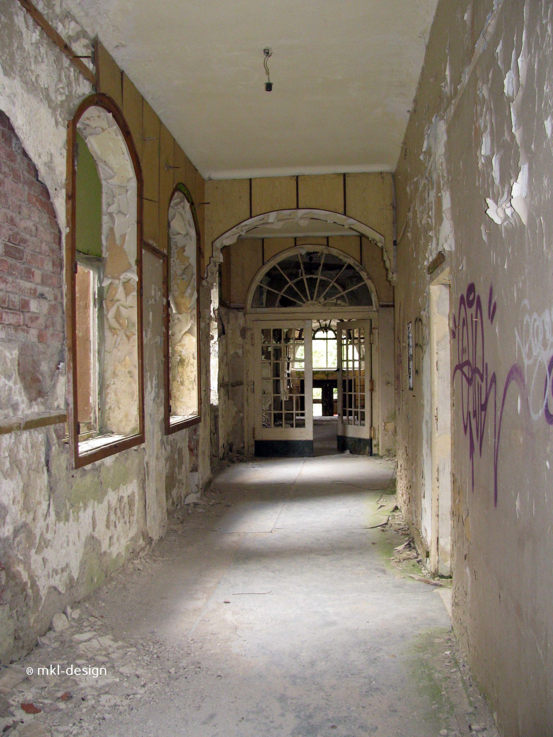 Lost Places | Johanniterheilstätte bei Sorge im Harz | Kurheim Vorderseite Gang beim Aufgang | Bild 25